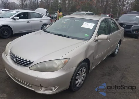 2005 Toyota Camry Le z USA, uszkodzony, nr VIN 4T1BE30K55U077777